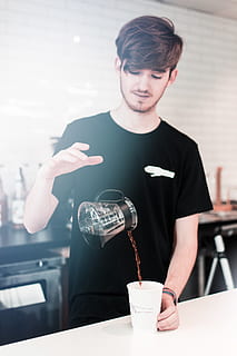 Mann, Gießen, Flüssigkeit, Weiß, Tasse, eine Person, echte Menschen, Vorderansicht, halten, Getränk, drinnen, Erfrischung, Essen und Trinken, Männer, junge Männer, Legere Kleidung, Stehen, Taille hoch, junger Erwachsener, Fokus auf den Vordergrund, Lebensstile, Glas, Barmann, 5K, CC0, gemeinfrei, lizenzfrei