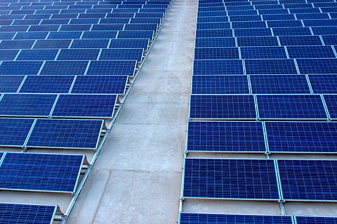 Solarplatten, Kraftstoff- und Stromerzeugung, Umweltschutz, alternative Energie, erneuerbare Energie, Solarenergie, Technologie, Sonnenkollektor, Umgebung, draußen, Tag, keine Leute, Muster, Blau, Natur, Vollbild, Elektrizität, Hintergründe, die Architektur, Umweltprobleme, Netzteil, nachhaltige ressourcen, 5K, CC0, gemeinfrei, lizenzfrei