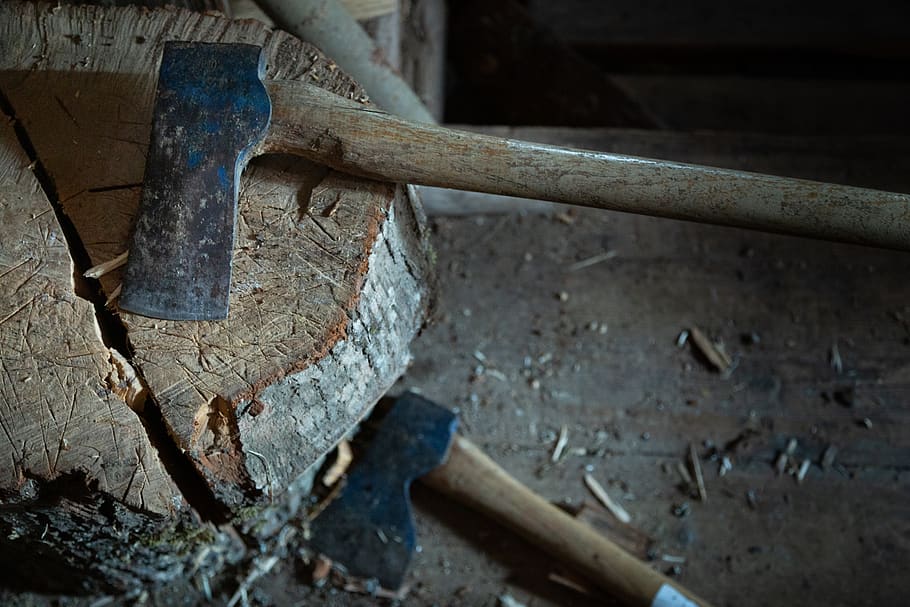 zwei Beile, Metall, drinnen, rostig, Arbeitsgerät, keine Leute, Nahansicht, alt, Handwerkzeug, selektiver Fokus, Werkzeug, Industrie, Tag, Fokus auf den Vordergrund, Stillleben, Werkstatt, Ausrüstung, High Angle View, Metallindustrie, Hammer, 5K
