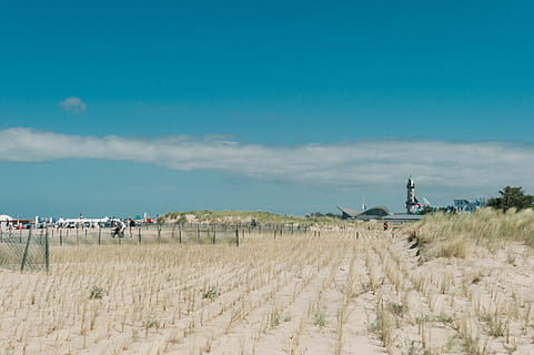 l'herbe verte, la nature, en plein air, plante, Humain, la personne, sol, végétation, champ, terre, campagne, herbe, aliments, grain, légume, produire, phare, avion, transport, véhicule, ciel, paysages - nature, environnement, journée, nuage - ciel, paysage, structure construite, personnes accessoires, beauté dans la nature, architecture, groupe de personnes, bleu, scène tranquille, Vrais gens, extérieur du bâtiment, 2K, CC0, domaine public, libre de droits