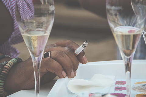 Deutschland, Köln, Zigarette, Ring, Mode, Hemd, Modus, Hand, Designer, prickelnd, Wein, Schaumwein, Champagnerglas, Design, Party, Glas, menschliche Hand, Getränk, Erfrischung, Essen und Trinken, Alkohol, eine Person, halten, echte Menschen, menschliches Körperteil, drinnen, Weinglas, Haushaltsausstattung, Tabelle, Lebensstile, Trinkglas, Fokus auf den Vordergrund, Finger, 5K, CC0, gemeinfrei, lizenzfrei