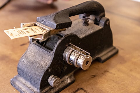 pistola, armi, arma, telecamera, elettronica, morsa, serratura, macchina, legna, compensato, scatola, proiettore, bronzo, computer, pc, Lucchetto a combinazione, il computer portatile, ruggine, Camera digitale, strumento, avvicinamento, in casa, natura morta, concentrarsi sulle conoscenze acquisite, nessuno, strumento di lavoro, singolo oggetto, metallo, tavolo, attrezzatura, legno - materiale, antico, vista dall'alto, vecchio, tecnologia, strumento a mano, combustibile e produzione di energia, fatto dall'uomo, economia, 5K, CC0, dominio pubblico, privo di copyright