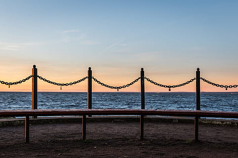 vier, Metallstangen, Gliederketten, Bucht, Strand, Brücke, Ketten, Dämmerung, Dock, Abend, Zaun, Landschaft, Licht, Ozean, draußen, Seebrücke, Sand, szenisch, Meer, Sicht, Sonnenuntergang, Tourismus, Reise, Urlaub, Wasser, Himmel, wolke - himmel, Natur, Verbindung, die Architektur, Transport, gebaute Struktur, Schönheit in der Natur, Ruhe, Szenen - Natur, Land, Brücke - künstliche Struktur, keine Leute, ruhige Szene, Horizont über Wasser, 2K, CC0, gemeinfrei, lizenzfrei