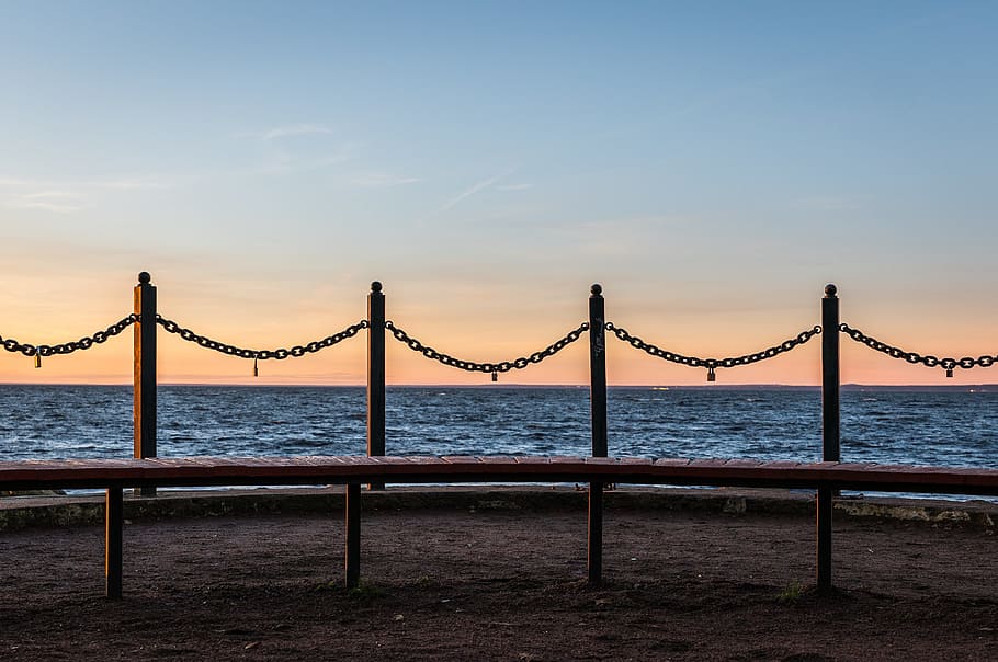 quatre, pals de metall, cadenes d’enllaços, badia, platja, pont, cadenes, alba, moll, tarda, tanca, paisatge, llum, oceà, a l'aire lliure, sorra, escènic, mar, vora del mar, vista, posta de sol, turisme, viatjar, vacances, aigua, cel, núvol - cel, naturalesa, connexió, arquitectura, transport, estructura construïda, bellesa a la natura, tranquil·litat, escenics - natura, terra, pont - estructura feta per l'home, cap gent, escena tranquil·la, horitzó sobre l’aigua, 2K