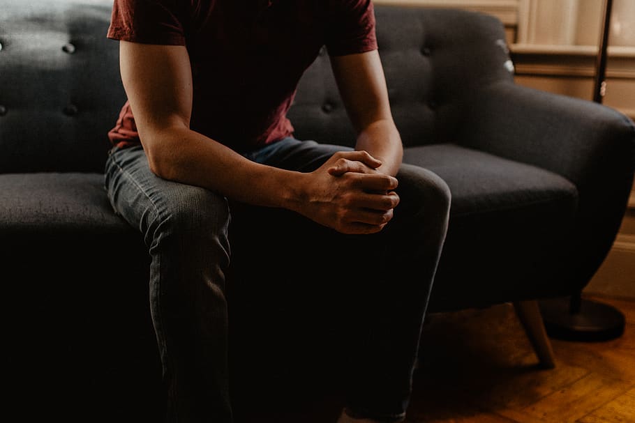 om, ședință, canapea, o persoana, în interior, camera de zi, sufragerie, mobila, bărbați, relaxare, vedere din față, adult, mână, midsection, tânăr adult, scaun, secțiune joasă, desculț, contemplare, 5K