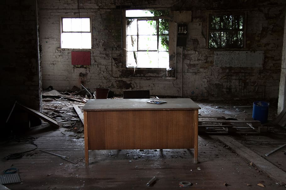 leicester, aleatòria, estiu, arbres, edifici, abandonat, abandonar, taula, buit, cremada, destruir, destruït, perdut, fosc, humit, oficina, finestra, a l'interior, arquitectura, cap gent, dia, obsoleta, espatllat, aixafar, vell, absència, estructura construïda, habitació domèstica, sòls, arruïnat, desordenat, lloc, 4K