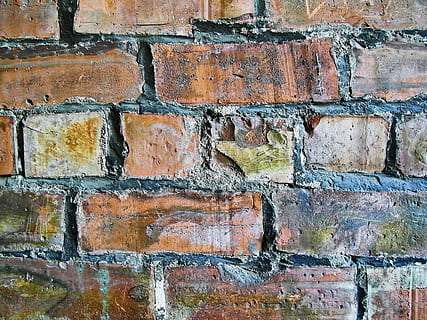 brun mur, mursten, væg, maleri, kunst, Stenmur, mos, plante, sti, gangbro, vin, blomst, blomstre, geranium, fortov, brosten, graffiti, ruiner, vindue, bulldog, murstens væg, fuld ramme, murbygningsfunktion, tekstureret, baggrunde, bygget struktur, mønster, ingen mennesker, arkitektur, gammel, forvitret, tæt på, ru, udendørs, dag, Brun, beskadiget, dårlig stand, tekstureret effekt, 2K, CC0, offentligt domæne, royaltyfrie