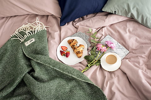pain, café, Haut, lit, jeter, couverture, la laine, petit déjeuner, fleur, sucré, chambre, draps de lit, literie, croissant, thé, fraise, pastel, rose poussiéreux, linge de lit, pose à plat, Matin, oreiller, tasse, café - boisson, confortable, modes de vie, relaxation, boisson, aliments, table, blanc, fermer, dessert, décoration, en train de dormir, 5K, CC0, domaine public, libre de droits