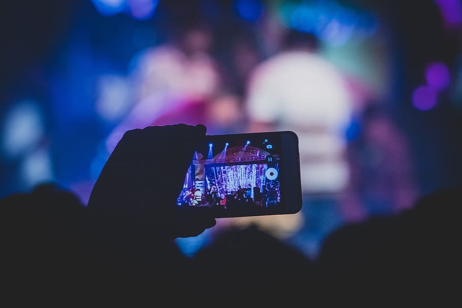 persona che prende video, mano, macro, registrazione, schermo, smartphone, video, tecnologia, gruppo di persone, temi fotografici, tecnologia wireless, Fotografare, attività, comunicazione, cellulare, concentrarsi sulle conoscenze acquisite, evento, smart phone, dispositivo di informazione portatile, notte, folla, detenzione, mano umana, godimento, messaggistica fotografica, vita notturna, pubblico, Festival, le riprese, buio, Festival musicale, all'aperto, concerto di musica popolare, 5K