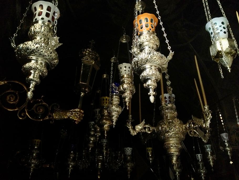 Grækenland, mount athos, menneskelig repræsentation, ingen mennesker, repræsentation, indendørs, Kunst og håndværk, lav vinkel visning, kreativitet, hængende, spiritualitet, menneskeligt skelet, religion, tro, dekoration, mandlig lighed, knogle, skelet, stilleben, belyst, gruppe af objekter, udsmykkede, 2K