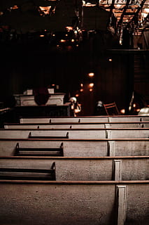 edificio grigio, interior design, in casa, camera, Teatro, auditorium, sala, umano, persona, legna, costruzione, scuola, aula, mobilia, folla, attività ricreative, persone, parola, architettura, pub, strumento musicale, nessuno, di fila, legno - materiale, cultura artistica e intrattenimento, posto a sedere, assenza, concentrarsi sulle conoscenze acquisite, grande gruppo di oggetti, illuminato, formazione scolastica, musica, sedia, preparativi, avvicinamento, notte, ripetizione, 5K, CC0, dominio pubblico, privo di copyright
