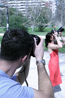 didascalia, telecamera, professionale, catturare, fotografo, fotografia, attività, persone reali, giovani uomini, giovane adulto, colpo alla testa, uomini, giorno, ritratto, stili di vita, retrovisore, concentrarsi sulle conoscenze acquisite, persone, all'aperto, adulto, detenzione, attività di svago, due persone, tecnologia, natura, solidarieta, acconciatura, 2K, CC0, dominio pubblico, privo di copyright