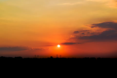 fotografie de apus de soare, cu iluminare din spate, întuneric, zori de zi, dramatic, ora de aur, cer, soare, răsărit, apus de soare, culoare portocalie, frumusețe în natură, scenice - natura, siluetă, nor - cer, o scenă liniștită, liniște, idilic, nici o persoana, peisaj, natură, mediu inconjurator, lumina soarelui, în aer liber, dramatic cer, scenă non-urbană, arhitectură, cerul romantic, 5K, CC0, domeniu public, fără drepturi de autor