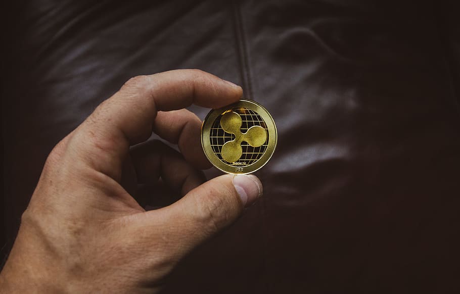 persona, detenzione, moneta tonda color oro, adulto, blockchain, avvicinamento, moneta, colore, concetto, concettuale, criptovaluta, buio, oro, mano, umano, uomo, ondulazione, il giro, simbolo, mano umana, parte del corpo umano, una persona, parte del corpo, in casa, girato in studio, singolo oggetto, tempo, dito umano, orologio, dito, sfera, precisione, stili di vita, sfondo nero, arto umano, mano minuta, 4K