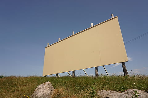 tablero rectangular de color beige, puerto sur, tierra de placer, Reino Unido, hierba, cartelera, firmar, viaducto, puente, edificio, pantalla de proyección, pantalla, blanco, póster, rock, vacío, modelo, cielo, abrigo, choza, rural, cielo limpio, naturaleza, nadie, copia espacio, día, azul, planta, tierra, al aire libre, luz del sol, vista de ángulo bajo, campo, amarillo, ambiente, transporte, estructura construida, 5K, CC0, dominio público, libre de derechos