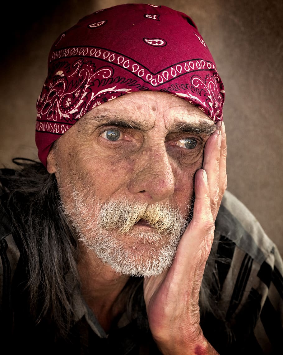home, portar, vermell, gris, paisley bandana, celebració, galta, la mendicitat, depressió, desesperació, brut, ajuda, sense llar, sense sostre, fam, famolenc, sense feina, la vida, la soledat, solitari, persona, pobre, retrat, pobresa, problema, trist, tristesa, assegut, social, carrer, estrès, infeliç, pèl facial, barba, una persona, persones reals, tirada al cap, mascles, adult, estils de vida, adult gran, a l'interior, homes, homes majors, barret, primer pla, arrugat, roba, mirant la càmera, homes madurs, rostre humà, contemplació, bigoti, 4K