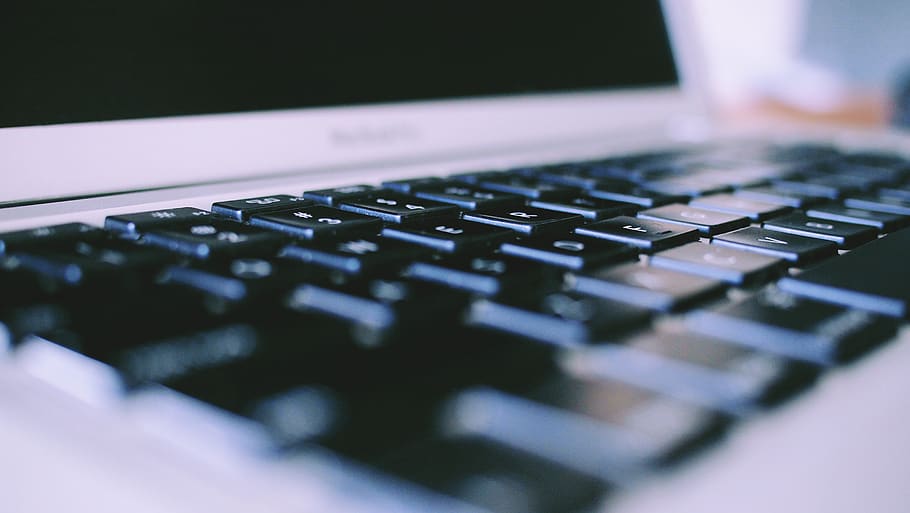 Macbook Pro, il computer portatile, tastiera, computer, tecnologia, Mela, attività commerciale, attrezzatura informatica, messa a fuoco selettiva, avvicinamento, connessione, comunicazione, tecnologia wireless, tastiera del computer, in casa, nessuno, attrezzatura, parte del computer, Internet, controllo, girato in studio, tasto del computer, materiale elettrico, 2K