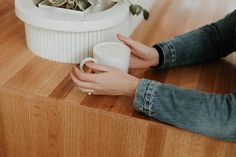 Weiß, Becher, Tabelle, Holz, Tasse, Hartholz, Kaffeetasse, Person, Mensch, Hand, Sperrholz, Getränk, Finger, Tee, Pflanze, Blume, blühen, Keramik, Bodenbelag, Muschel, wirbellos, Leben im Meer, Essen und Trinken, eine Person, Erfrischung, menschliches Körperteil, Erwachsene, Kaffee trinken, Lebensstile, halten, drinnen, Kaffee, menschliche Hand, Holz - Material, Mittelteil, Körperteil, heisses Getränk, Trinken, Jeans, Teetasse, 5K, CC0, gemeinfrei, lizenzfrei
