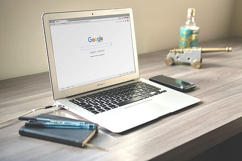 macbook, portable, ordinateur, La technologie, Bureau, bois, affaires, Google, bloc-notes, carnet, des stylos, travail, l'Internet, Technologie sans fil, la communication, lien, table, à l'intérieur, dispositif d'information portable, personne, meubles, réseau informatique, nature morte, téléphone intelligent, portabilité, bois - matériau, téléphone portable, lampe électrique, 5K, CC0, domaine public, libre de droits