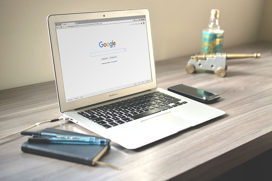 macbook, il computer portatile, computer, tecnologia, ufficio, scrivania, legna, attività commerciale, Google, bloc notes, taccuino, penne, lavoro, Internet, tecnologia wireless, comunicazione, connessione, tavolo, in casa, dispositivo di informazione portatile, nessuno, mobilia, rete di computer, natura morta, smart phone, portabilità, legno - materiale, cellulare, lampada elettrica, 5K