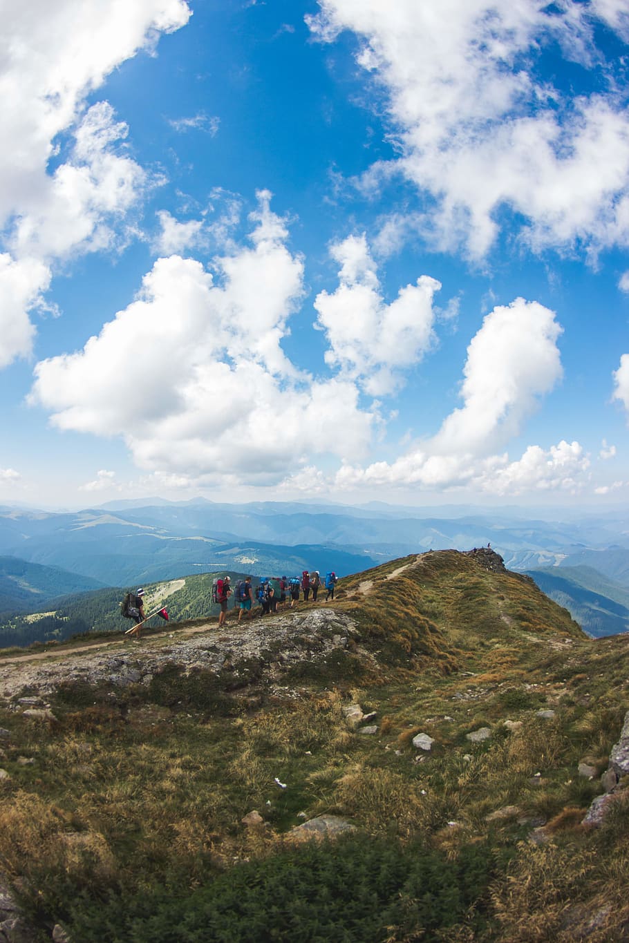 grup, gent, superior, muntanya, aventura, núvols, la llum del dia, medi ambient, alt, caminada, paisatge, cim de muntanya, naturalesa, escènic, núvol - cel, cel, escenics - natura, dia, planta, bellesa a la natura, escena tranquil·la, tranquil·litat, escena no urbana, terra, transport, vehicle terrestre, manera de transport, viatjar, blau, cap gent, a l'aire lliure, 4K