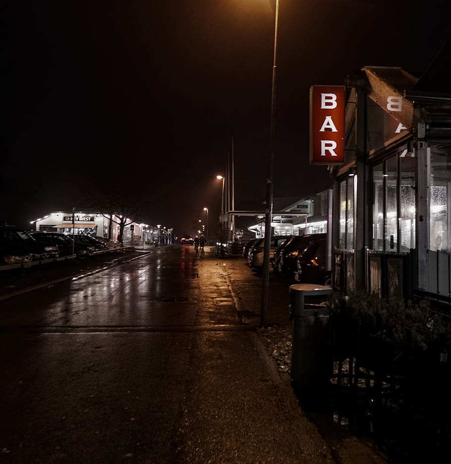 Camí, suècia, tren, estació de tren, terminal, transport, vehicle, paviment, vorera, asfalt, màquina, va parlar, nit, pluja, sony a6000, barra, ambient, llum baixa, fons de pantalla, il·luminat, exterior de l'edifici, ciutat, arquitectura, manera de transport, llum del carrer, estructura construïda, carrer, cel, cap gent, equips d’il·luminació, aigua, naturalesa, signe, direcció, carretera, el camí a seguir, vaixell nàutic, a l'aire lliure, 2K