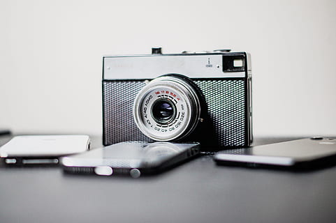 gris, punt, disparar, càmera, telèfon, tecnologia, mínim, blanc, negre, escriptori, acord, equipament, configuració, poma, iphone, fotografia, càmera - equip fotogràfic, estil retro, passat de moda, lent - instrument òptic, vell, temes de fotografia, sol objecte, fotògraf, clàssic, obsoleta, cap gent, negocis, fons, antiguitat, equip fotogràfic, color negre, obturador, 4K, CC0, domini públic, lliure de regalies
