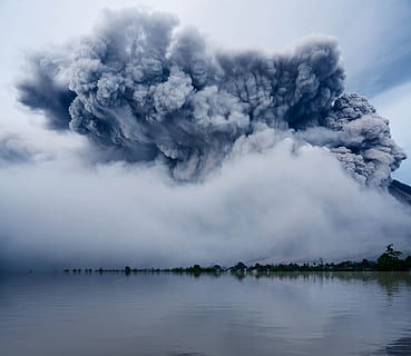Reflexion, dramatisch, Himmel, Wolken, Eruption, Landschaft, Natur, Atmosphäre, Wasser, Schönheit in der Natur, Rauch - physische Struktur, Vulkan, keine Leute, wolke - himmel, Tag, Szenen - Natur, See, Kraft in der Natur, ausbrechen, Geologie, Leistung, aktiver Vulkan, Nicht-städtische Szene, draußen, Berg, Verschmutzung, 5K, CC0, gemeinfrei, lizenzfrei