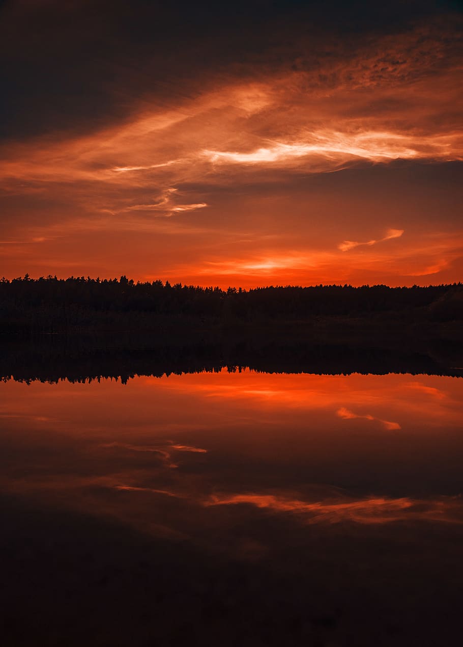corp, apă, apus de soare, cu iluminare din spate, luminos, nori, întuneric, zori de zi, dramatic, seară, HD wallpaper, peisaj, ușoară, natură, pitoresc, cer, vară, soare, copaci, scenice - natura, nor - cer, frumusețe în natură, liniște, o scenă liniștită, culoare portocalie, siluetă, reflecţie, idilic, nici o persoana, dramatic cer, lac, copac, scenă non-urbană, mediu inconjurator, în aer liber, cerul romantic, 5K