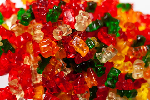 candy lot, teljes keret, többszínű, nagy objektumcsoport, közelkép, választás, bőség, nem ember, édes étel, piros, étel és ital, fedett, háttérrel, csendélet, variáció, élelmiszer, cukorka, ékszerek, édes, egészségtelen táplálkozás, elnézés, kísértés, 2K, CC0, közkincs, jogdíjmentes