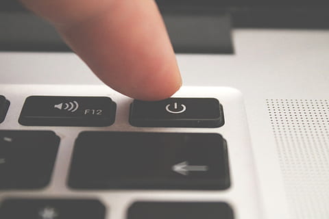 dataanalyse, lukke ned, bærbar, finger, sluk, meddelelse, symboler, computer, røre ved, internet, gøre det muligt for, trykke, knap, forretningsmand, e-mail, netværk, pause, multimedie, google, præsentation, tastatur, computer tastatur, teknologi, menneskelig kropsdel, computerudstyr, computer nøgle, kropsdel, menneskelig hånd, forbindelse, tæt på, computer del, trådløs teknologi, hånd, indendørs, menneskelig finger, en person, bruger bærbar computer, trykknap, 2K, CC0, offentligt domæne, royaltyfrie