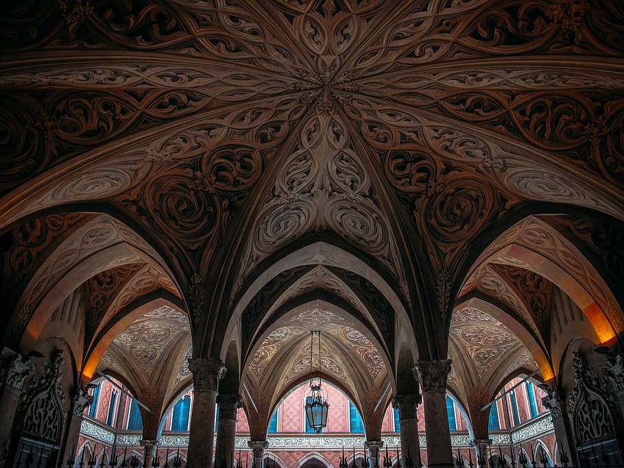 lubų nuotrauka, arkos, architektūra, pastatas, viršutinė riba, dizainas, patalpose, pastatyta struktūra, arka, nėra žmonių, modelį, garbinimo vieta, religija, dvasingumas, tikėjimas, žemas kampo vaizdas, architektūra ir menas, architektūrinis stulpelis, puošnus, freskos, stiklas, išlenktas, gotikos stilius, 4K