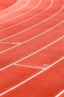 pavajul roșu, calea și câmpul, pista de atletism, sportiv, pista de sport, concurență, roșu, nici o persoana, cadru complet, fundaluri, zi, sport competitiv, în aer liber, track event, vedere în unghi mare, stadiu, cursa sportivă, curba, consecutiv, model, iarbă, linia de separare, 5K, CC0, domeniu public, fără drepturi de autor