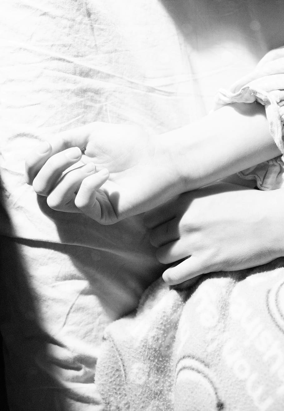 blanc i negre, creatiu, blanc, negre, baixar, mentar, laïc, dormir, dormit, imperfectament perfecte, imperfecte, perfecte, sol, llum, tranquil, descans, pacífica, armes, cos, humà, persones reals, part del cos humà, mà, gent, dones, mobles, mà humana, adult, llit, unió, part del cos, estils de vida, a l'interior, nadó, primer pla, nen, relaxació, jove, família, emoció positiva, dit, cura, 2K