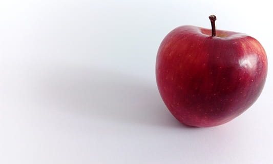 Apfel, rot, roter Apfel, Obst, gesund, frisch, reif, Vitamine, Lebensmittel, köstlich, Essen, Herbst, bio, Natur, Gesundheit, Ernährung, Nahansicht, weißer Hintergrund, lecker, Essen und Trinken, gesundes Essen, Wohlbefinden, Studioaufnahme, Frische, Apfel - Frucht, einzelnes Objekt, drinnen, kopieren sie platz, Pflanzenstamm, keine Leute, farbiger Hintergrund, ausgeschnitten, Stillleben, gesunder Lebensstil, Snack, 4K, CC0, gemeinfrei, lizenzfrei