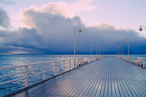 furtună, albastru, orizont, nori, chei, dig, litoral, ocean, mare, apă, cer, nor - cer, balustradă, direcţie, lumina stradală, orizontul peste apă, calea de urmat, scenice - natura, natură, diminuarea perspectivei, stradă, frumusețe în natură, arhitectură, construită, în aer liber, nici o persoana, 4K, CC0, domeniu public, fără drepturi de autor