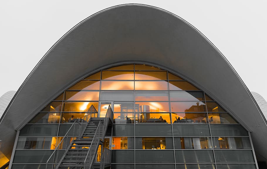 gris, emmarcat, edifici de paret de vidre, diseny arquitectònic, arquitectura, edifici, sostre, contemporani, corb, corbes, disseny, exterior, futurista, vidre, articles de vidre, panells de vidre, finestres de vidre, alt, llums, tir en angle baix, modern, arquitectura moderna, escales, acer, passos, estructura, urbà, estructura construïda, exterior de l'edifici, vidre - material, vista d’angle baix, il·luminat, finestra, cel, ciutat, naturalesa, reflexió, a l'aire lliure, transparent, homes, dones, persones incidentals, persones reals, 5K