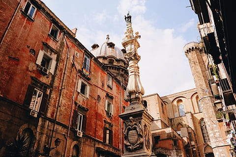 naples, monument, exterior de l'edifici, estructura construïda, arquitectura, vista d’angle baix, cel, edifici, dia, cap gent, escultura, naturalesa, finestra, el passat, estàtua, ciutat, història, destinacions de viatge, art i artesania, vell, núvol - cel, representació humana, a l'aire lliure, 1080P, CC0, domini públic, lliure de regalies