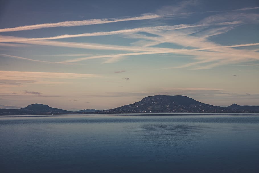 Berg, neben, groß, Karosserie, Wasser, Tageslicht, tagsüber, Landschaft, Natur, Ozean, szenisch, Meer, seelandschaft, Himmel, Szenen - Natur, Schönheit in der Natur, Ufergegend, wolke - himmel, ruhige Szene, Ruhe, Sonnenuntergang, keine Leute, idyllisch, Nicht-städtische Szene, Gebirge, draußen, Land, 5K