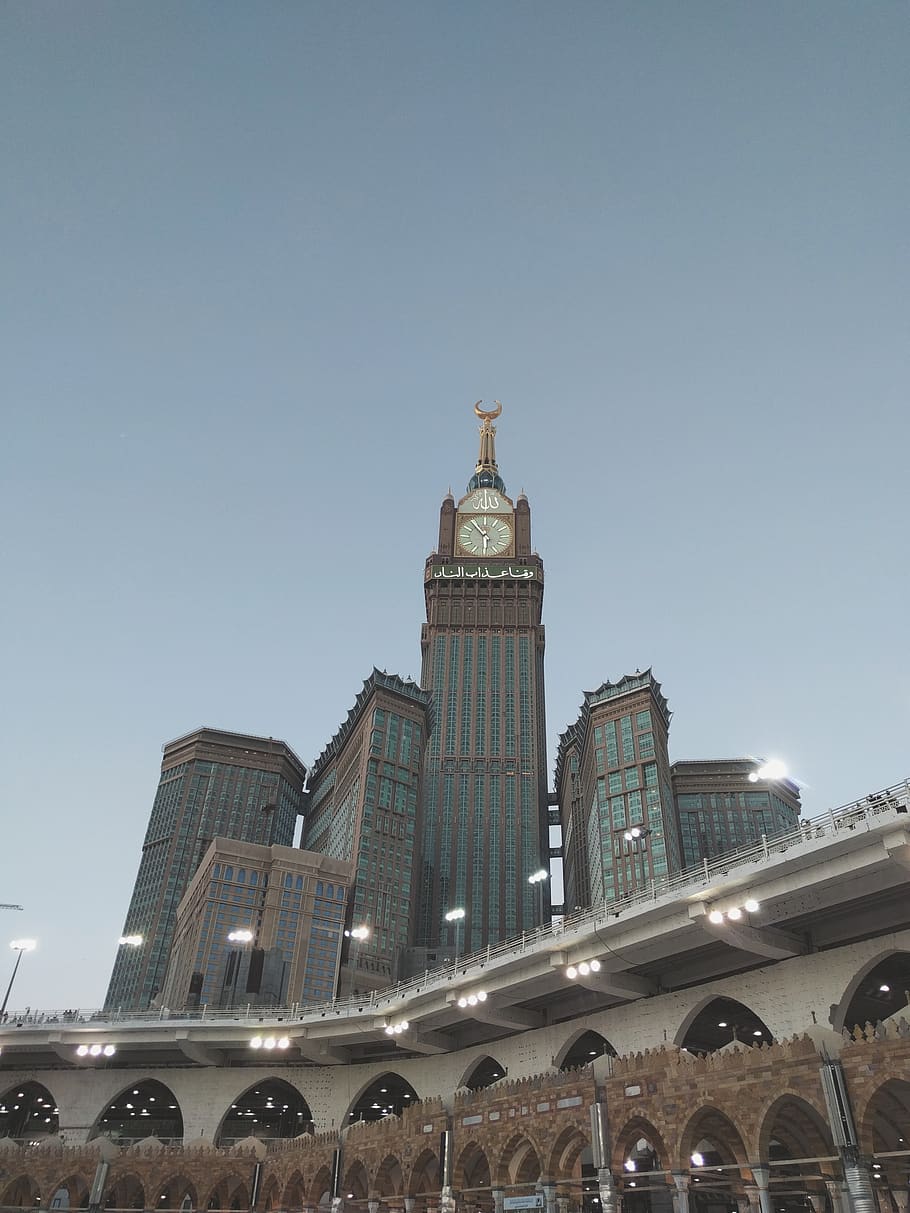 carretera, torre, arquitectura, edifici, manera, metròpolis, ciutat, urbà, pas superior, Torre del Rellotge, fletxa, campanar, pont, intersecció, torre de control, parlament, vianants, edifici d'oficines, estructura construïda, cel, exterior de l'edifici, cel clar, vista d’angle baix, naturalesa, destinacions de viatge, cap gent, còpia espai, viatjar, turisme, blau, religió, creença, dia, govern, 4K