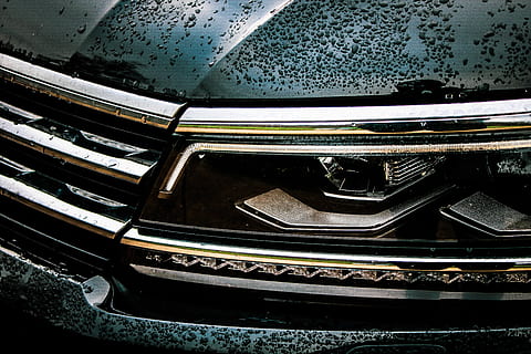 reflektor pojazdu, światło, samochód, reflektor, transport, pojazd, znak towarowy, symbol, logo, czarny, koła, projekt, deszcz, ligth, opona, godło, przednia szyba, maszyna, koło, Koło samochodowe, żadnych ludzi, architektura, zbudowana struktura, wewnątrz, zbliżenie, środek transportu, wzór, metal, pojazd lądowy, pojazd silnikowy, tła, wysoki kąt widzenia, mokro, pełna ramka, luksus, 5K, CC0, domena publiczna, darmowe zdjęcia
