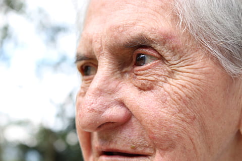 cara, vell, retrat, cares, dona gran, dones, mira, Alzheimer, arrugues, adult, primer pla, part del cos humà, una persona, part del cos, adult gran, arrugat, Cabells grisos, tirada al cap, contemplació, rostre humà, emoció, mirant, tristesa, ull, jubilació, depressió - tristesa, cabell blanc, 5K, CC0, domini públic, lliure de regalies