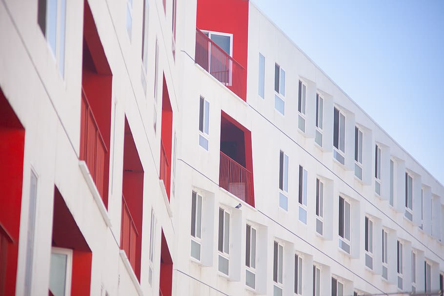 arquitectura, vermell, blanc, edifici, infraestructura, estructura construïda, exterior de l'edifici, vista d’angle baix, cap gent, dia, Color blanc, ciutat, finestra, a l'aire lliure, funció de construcció de parets, marc complet, cel, modern, patró, barri residencial, naturalesa, en fila, apartament, 5K