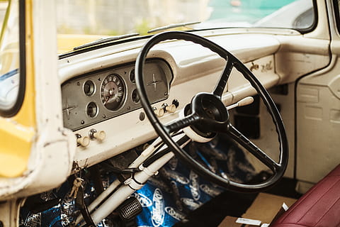 schwarzes Lenkrad, Transport, Zug, Fahrzeug, Großbritannien, Southampton, Geschwindigkeitsmesser, Spur, Roller, Transportmittel, Landfahrzeug, Lenkrad, Auto, Fahrzeuginnenraum, Schalttafel, Instrumententafel, Kraftfahrzeug, Nahansicht, Fokus auf den Vordergrund, Reise, keine Leute, Tag, Oldtimer, Tachometer, Autoinnenraum, Retro-Stil, Flugzeug, Rad, 4K, CC0, gemeinfrei, lizenzfrei