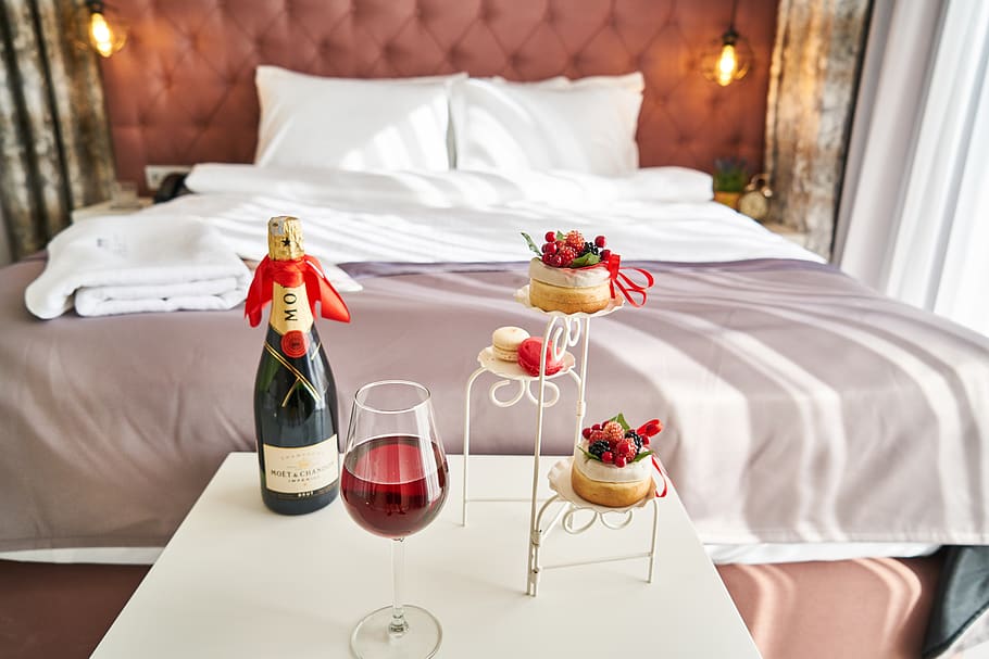 vi, fruita, llit, hotel, servei, celebració, especial, lluna de mel, festa, restauració, regal, felicitat, pansa, verd, saludable, menjar, fresc, alcohol, orgànic, compromís, amor, romàntic, dia de Sant Valentí, any nou, refresc, taula, beure, menjar i beguda, a l'interior, mobles, flor, vidre, Copa de vi, frescor, planta amb flors, planta, copa, estils de vida, vela, cap gent, luxe, 8K