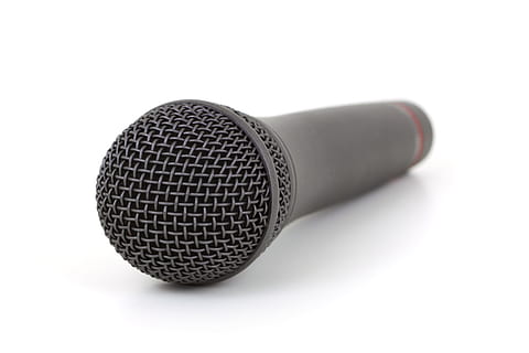 micro, fermer, objet, l'audio, bruyant, discours, microphone, La technologie, la musique, périphérique d'entrée, la communication, objet unique, culture artistique et divertissement, performance, équipement, bruit, matériel d'enregistrement sonore, métal, équipement audio, fond blanc, à l'intérieur, prise de vue en studio, en chantant, personne, coupé, équipement électrique, étape, vie nocturne, couleur argentée, électronique audio, 4K, CC0, domaine public, libre de droits