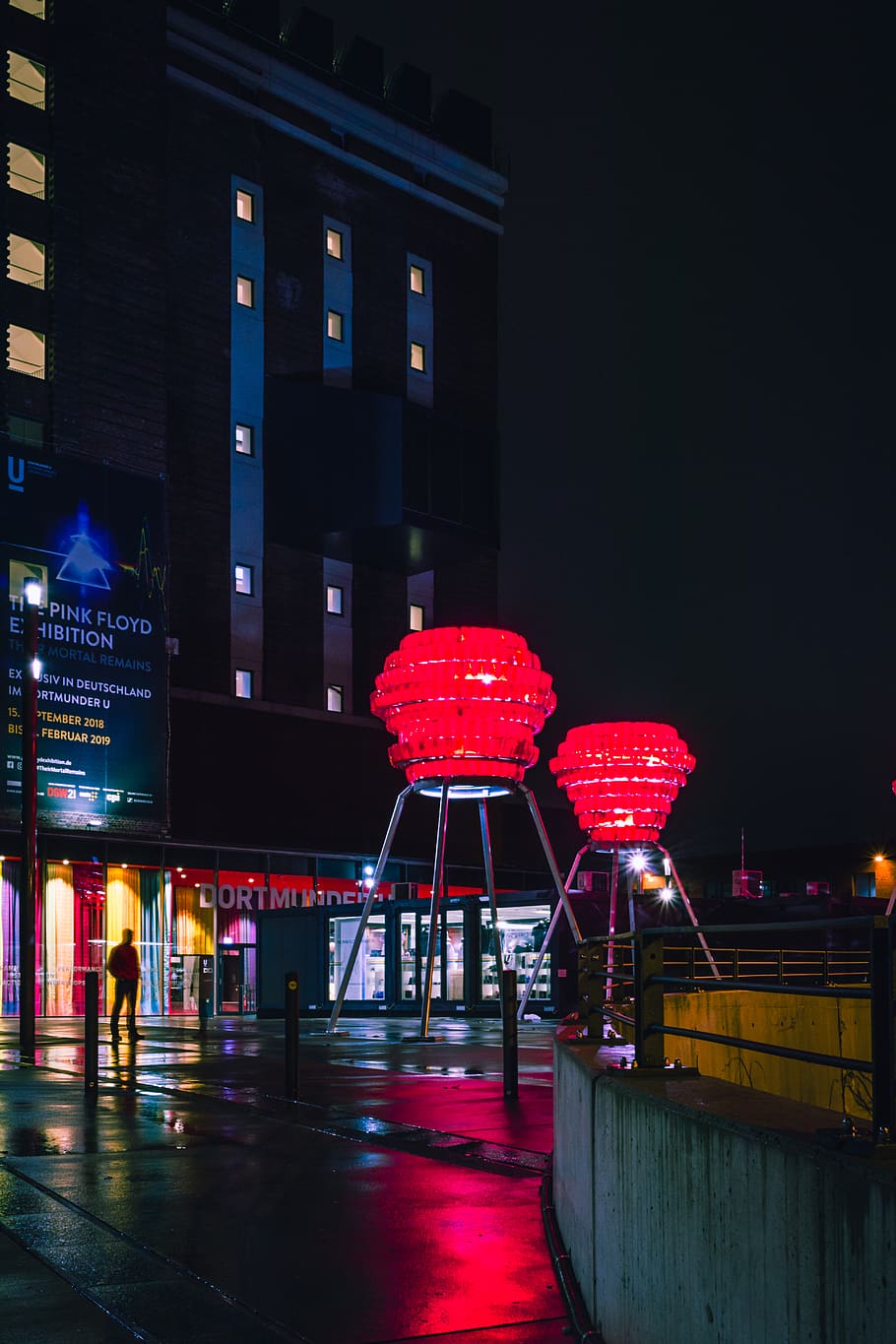 calcestruzzo, costruzione, ore notturne, architettura, illuminato, fulmine, notte, urbano, struttura costruita, esterno dell'edificio, città, strada, rosso, comunicazione, cartello, persone accessorie, attrezzatura per l'illuminazione, vita di città, all'aperto, testo, natura, mezzi di trasporto, 5K