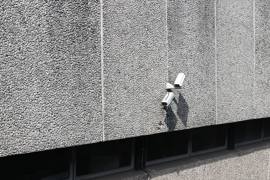 càmera de seguretat de bala, concret, paret, estructura construïda, arquitectura, funció de construcció de parets, càmera de seguretat, exterior de l'edifici, dia, cap gent, vigilància, tecnologia, protecció, seguretat, a l'aire lliure, textura, llum solar, edifici, naturalesa, paret circumdant, ciutat, paret de pedra, 4K