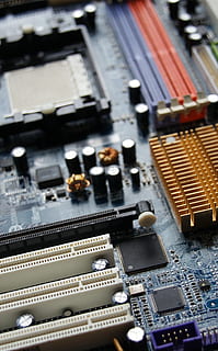 scheda madre, computer, tecnologia, elettronica, digitale, industria elettronica, scheda di circuito, chip del computer, attrezzatura informatica, attrezzatura, nessuno, industria, parte del computer, connessione, avvicinamento, in casa, comunicazione, vista dall'alto, complessità, concentrarsi sulle conoscenze acquisite, musica, equipaggiamento audio, materiale elettrico, componente elettrico, miscelazione, processore, 2K, CC0, dominio pubblico, privo di copyright