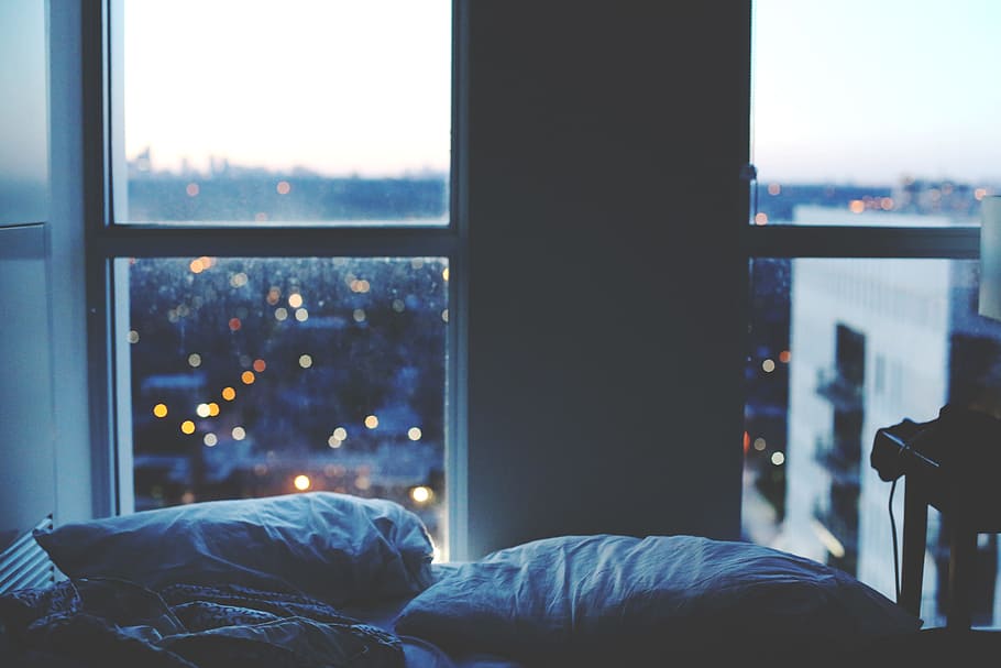 dos, blanc, coixins, al costat, finestra, llit, coixí, interior, edifici, paret, vidre, ciutat, llum, bokeh, comoditat, dormir, vista, veure des de la finestra, posta de sol, llum de la ciutat, vespre, toronto, dormitori, habitació domèstica, a l'interior, nit, cap gent, còmode, modern, apartament, interior de casa, estils de vida, dorment, al matí, hotel, manta, relaxació, viatjar, arquitectura, llum - fenomen natural, paisatge urbà, 5K